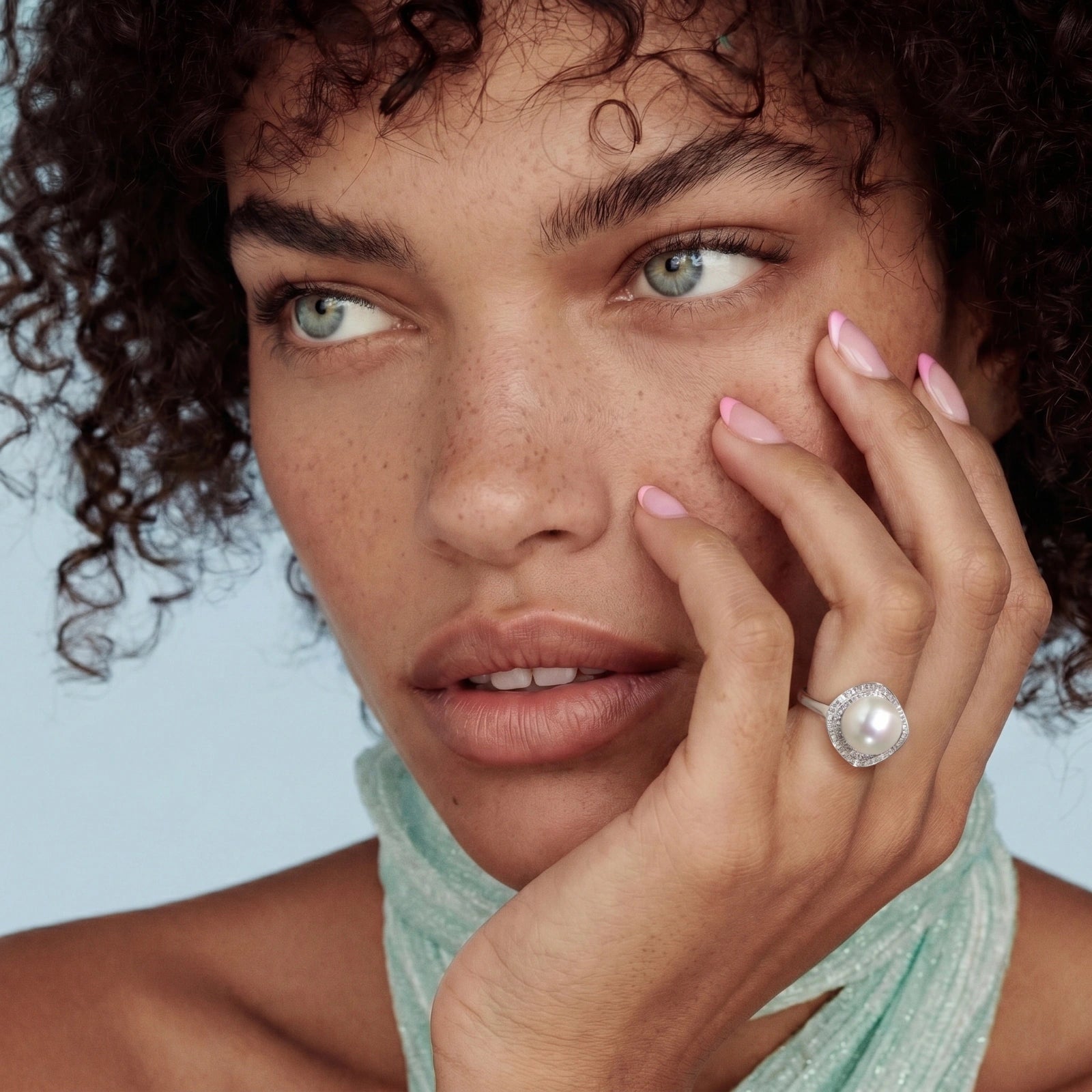 Rhodium-plated silver ring with round pearl center, double halo of baguette and round crystals forming cushion shape